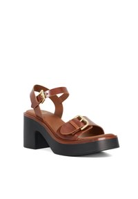 Bruine leren high-heeled sandalen met twee verstelbare banden, gouden gespen en een chunky zwarte platformzool. Gladde textuur en ronde neus.