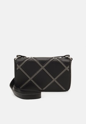 Sac bandoulière en cuir noir avec motif matelassé en forme de losanges et détails en clous métalliques. Dispose d'une bandoulière amovible et d'une surface lisse.