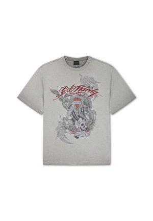 Lichtgrijs T-shirt met tattoo-stijl afbeelding van schedel, vleugels, vlammen en tekst "Ed Hardy" en "New York City" in rood en zwart.