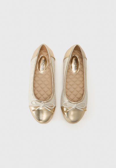 Sapatilhas de ballet com parte superior em pele creme, biqueira metálica dourada e detalhe de laço. Sola acolchoada e forro suave para conforto.