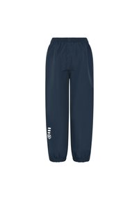 Pantaloni impermeabili navy cu talie elastică și mansete elastice. Prezintă un logo și trei dungi albe pe piciorul stâng. Textură netedă.