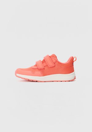 Zapatillas deportivas de color coral con parte superior de malla transpirable, dos correas de velcro y suela blanca texturizada. Presenta un pequeño logotipo en la lengüeta del talón.
