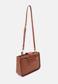 Borsa a spalla in pelle marrone con un design strutturato, dotata di manico superiore, tracolla regolabile e dettagli in metallo dorato.