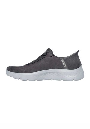 Zapatillas de ante gris sin cordones con una suela de goma blanca, que cuentan con un diseño elástico y un logotipo discreto en el lateral. Punta redondeada y costuras mínimas.