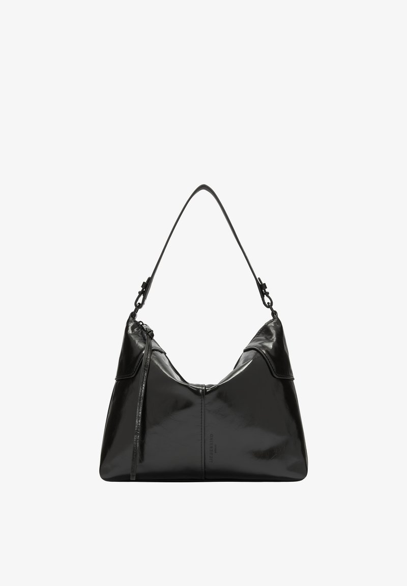 Sac hobo en cuir noir avec une silhouette incurvée, finition brillante, quincaillerie en métal et une longue bandoulière. Il possède une fermeture zip et un branding subtil.