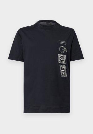 Μαύρο κοντομάνικο μπλουζάκι με στρογγυλή λαιμόκοψη, που διαθέτει τέσσερα λευκά γραφικά σχέδια με κείμενο και σχέδια στην πάνω αριστερή πλευρά μπροστά.