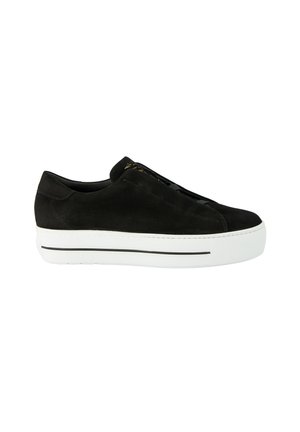 Schwarze Wildleder-Sneaker ohne Schnürsenkel mit dicker weißer Sohle und subtilen schwarzen Streifen auf der Seite.
