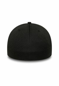 Casquette noire ajustée avec un tissu texturé, de forme arrondie et un bouton centré sur le dessus, vue de dos sur un fond blanc.