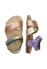 Dos sandalias: una con tiras metálicas en rosa y dorado, la otra con acentos en verde y púrpura, suela de corcho y cierre de hebilla ajustable.