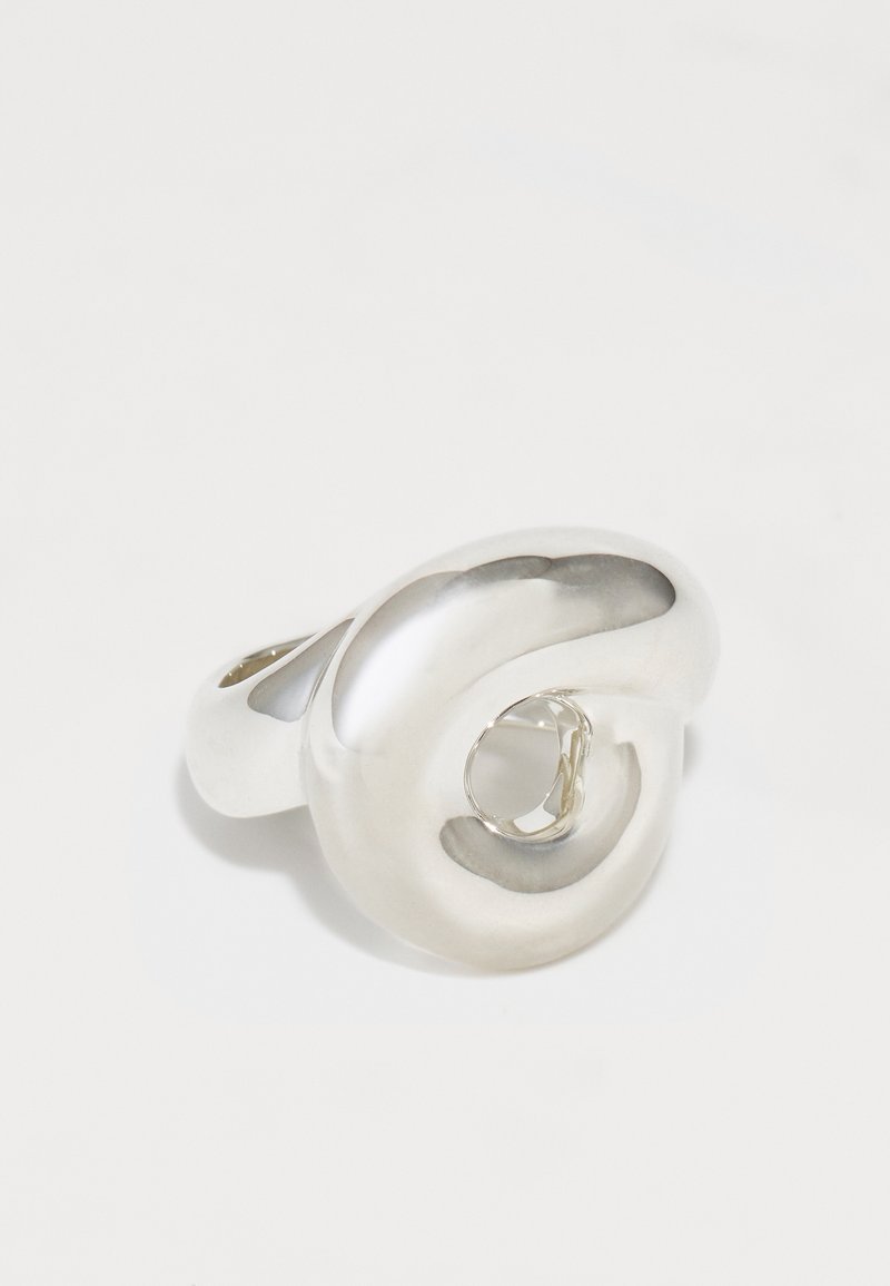 Sidabrinis spiralinis žiedas su lygiu, poliruotu paviršiumi. Pasižymi apvalia forma ir centriniu apskritimu.