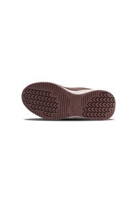 Schoenzool met een gestructureerd bruin rubberen patroon en logo, met zigzag traction groeven voor grip en stabiliteit.