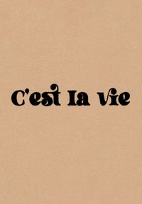 Sfondo in tessuto beige con il testo "c'est la vie" in grassetto tipografia nera. Il font presenta elementi decorativi che aumentano l'interesse visivo.