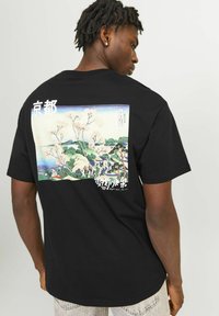 Jack & Jones JORTOKYO MARKET TEE  CREW NECK - Apdrukāts T-krekls - black