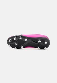 Scarpa da calcio con tomaia rosa, suola nera testurizzata e tacchetti bianchi per trazione. Forma aerodinamica progettata per le prestazioni.