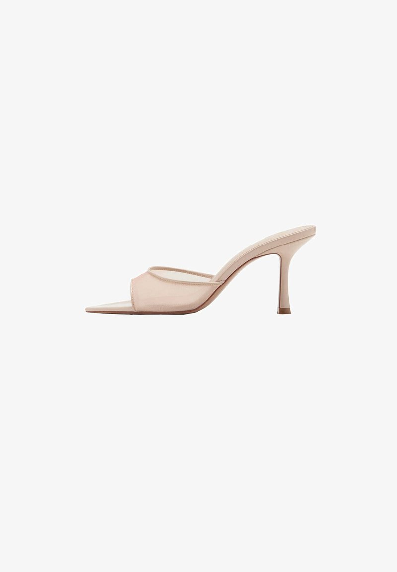 Beige Stiletto-Mule mit offenem Zehenbereich, schlankem hohen Absatz und einem breiten Riemen vorne, isoliert auf weißem Hintergrund.