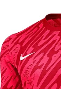 Rotes sportliches Langarmshirt mit strukturiertem Wellenmuster, rundem Halsauschnitt und weißem Nike-Logo auf der Vorderseite. Hergestellt aus atmungsaktivem Material.