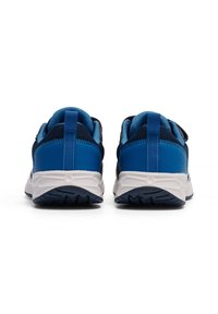 Blå träningsskor med ett ovandel i mesh, mörkblå detaljer och en vit mellansula. Gummiyttersulan har ett strukturerat mönster för grepp.