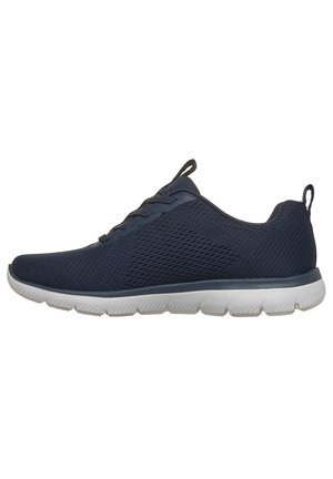 Baskets de sport bleu marine avec dessus en maille, semelle blanche flexible, fermeture à lacets et languettes sur la languette et le talon.