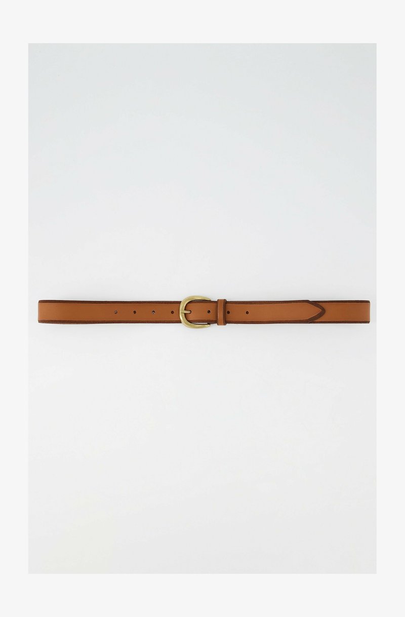Skórzany pasek w kolorze brązowym, o gładkiej fakturze, z klasyczną metalową klamrą i wieloma otworami do regulacji. Prosty design, prostokątny kształt.