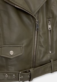 Giacca in pelle verde oliva con zip argentate, tasca con bottone a scatto e dettagli in cintura. Presenta una finitura testurizzata e un design del colletto asimmetrico.