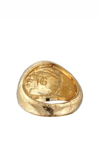 Arany gyűrű texturált, organikus desszinnel. Simaságú belső rész, szabálytalan forma, és finom gravírozás (KG) a belső szalagon.