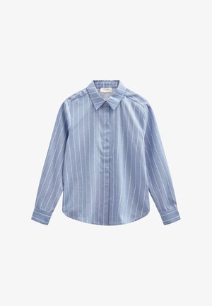 Lichtblauw overhemd met witte verticale strepen en kleine polkadots, voorzien van een kraag en lange mouwen met knoopmanchetten.