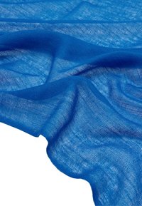 Jasnoniebieska przezroczysta tkanina o lekkim, teksturowanym wykończeniu. Ma miękkie fałdy i delikatne zagięcia, eksponując subtelny wzór splotu.