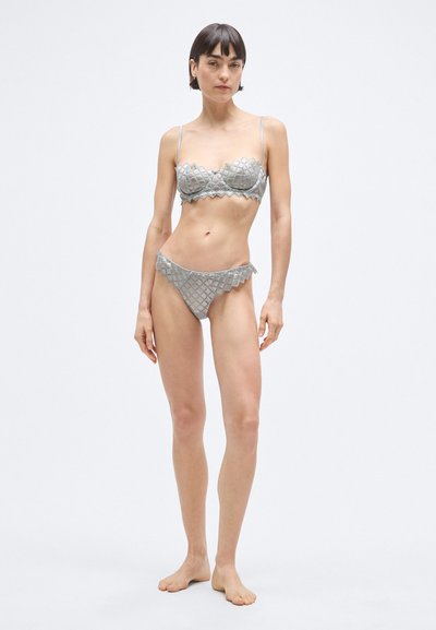Sada bikín v kovovo šedej farbe s textúrovaným vzorom v tvare diamantu, zvlnenými okrajmi a tenkými ramienkami. Dizajn s minimalistickým strihom.