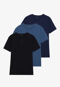 Tre T-shirt a maniche corte, con scollo rotondo, nei colori nero, azzurro chiaro e blu scuro. Caratterizzate da un patta con tre bottoni e in morbido cotone.