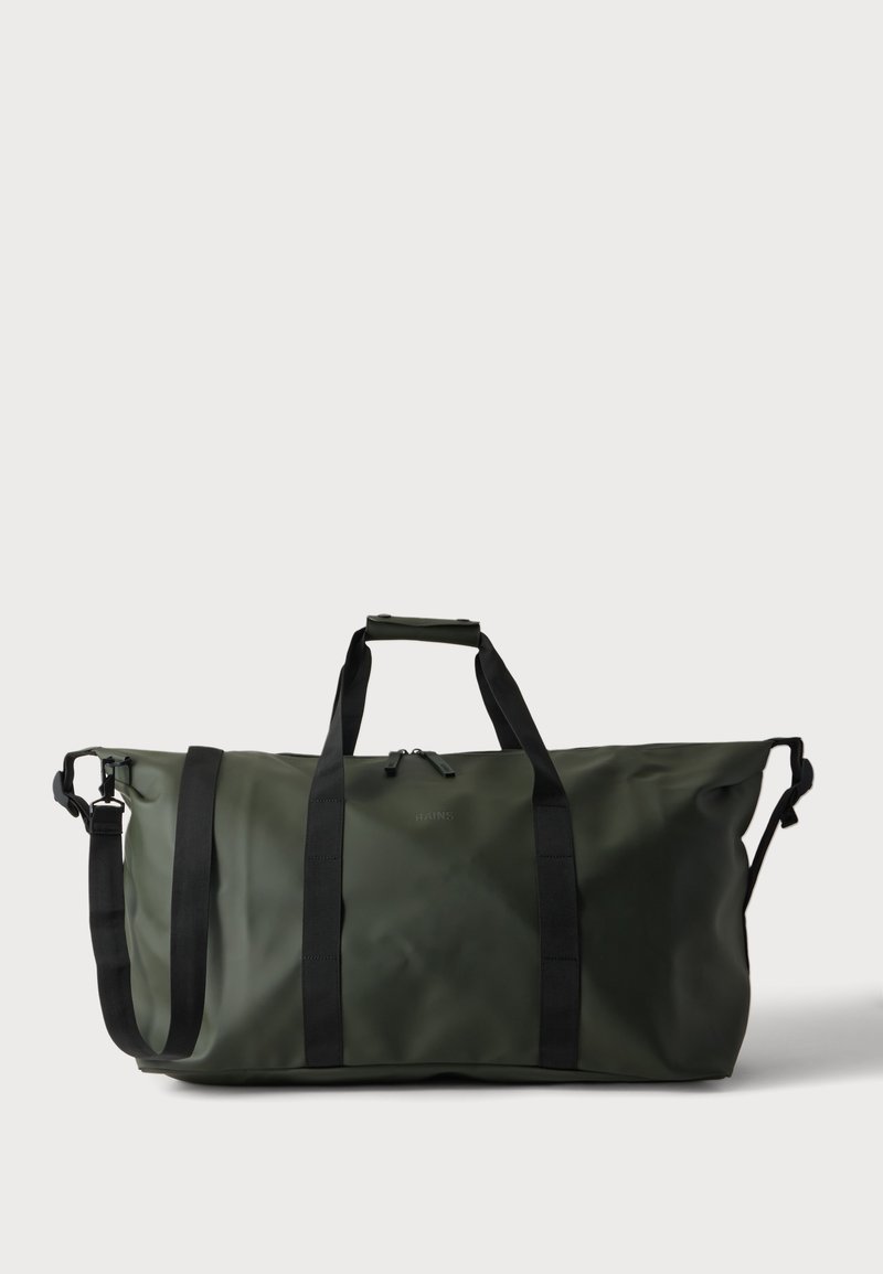 Μεγάλη τσάντα duffel ελιάς με μαύρες λαβές και ρυθμιζόμενο ιμάντα ώμου, απεικονίζεται σε απλό φωτεινό φόντο.