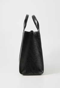 Zwarte lederen tote bag met een gestructureerde vorm, gladde textuur, korte handvatten en een platte bodem voor stabiliteit. Minimalistisch ontwerp zonder zichtbare hardware.