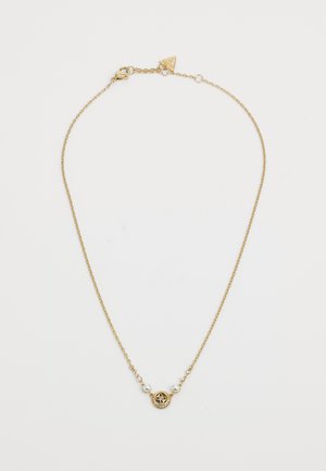 Gouden ketting met een ronde hanger met een decoratief ontwerp, twee witte parels en kleine accentparels, met een gestructureerde en glanzende afwerking.