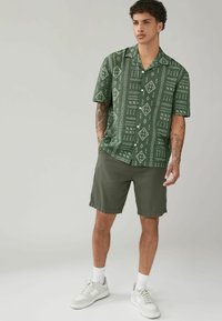 Next PRINTED NAVAJO STYLE SHORT SLEEVE - REGULAR FIT - Vapaa-ajan kauluspaita - khaki green