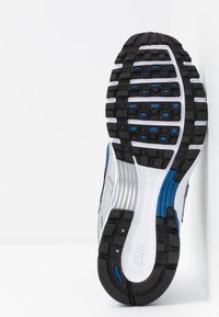 Nike Sportswear W NIKE P-3000 CNCPT - Sportcipő - metallic silver/white/black/team royal