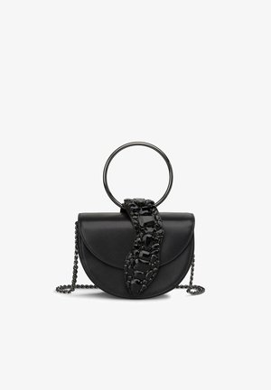 Bolso de piel negra con forma semicircular, que cuenta con una correa decorativa acentuada con gemas negras y un asa de metal circular.