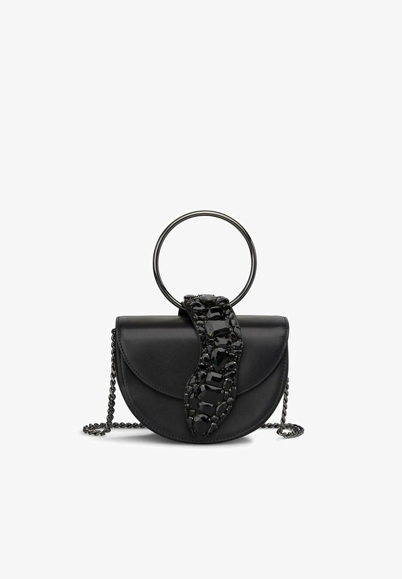 Czarna skórzana torebka o półokrągłym kształcie, z dekoracyjnym paskiem akcentowanym czarnymi kamieniami oraz okrągłym metalowym uchwytem.