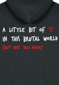 Juodas džemperis su dideliu baltu ir raudonu tekstu. Pavaizduota grafika širdies simbolis ir frazės drąsiai, kasdieniško stiliaus šriftu. Minkšta audinio tekstūra.