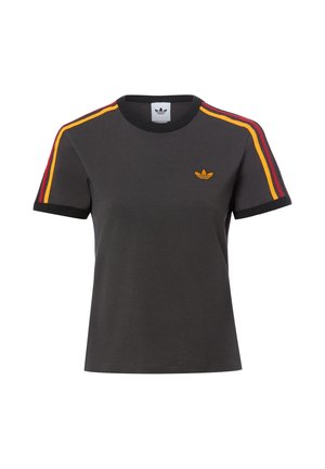 T-shirt Adidas gris foncé avec des bandes rouges et jaunes sur les épaules et un petit logo jaune sur la poitrine.