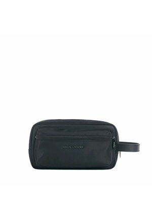 Pouch da viaggio in nylon nero con scomparto principale con zip, tasca frontale e maniglia laterale per un facile trasporto. Design compatto e rettangolare.