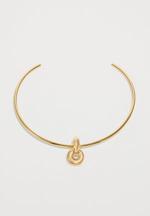 Tanka zlatna choker ogrlica s kružnim zlatnim privjeskom koji sadrži malu središnju prozirnu dragulj.