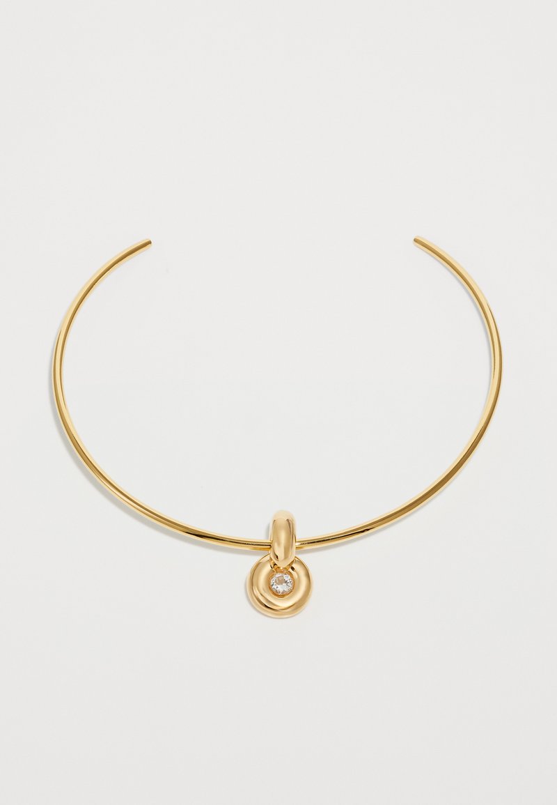 Plonas auksinis choker tipo kaklo papuošalas su apvaliu auksiniu pakabuku, kuriame yra mažas skaidrus brangakmenis viduryje.