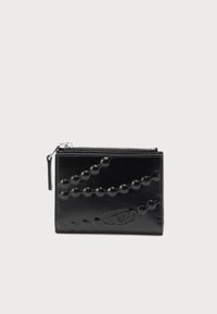 Čierna kožená peňaženka s textúrovaným povrchom, zdobená vystúpenými vzormi pripomínajúcimi korálky a so zipsovým zatváraním. Kompaktný obdĺžnikový tvar.