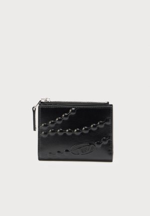 Juodas odinis piniginė su tekstūruotu paviršiumi, puošta iškiliais karoliukų panašiais raštais ir užtrauktuko uždarymu. Kompaktiška stačiakampė forma.