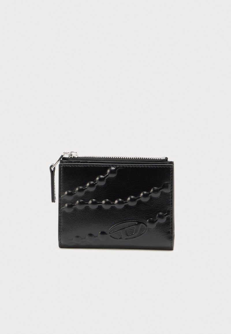 Čierna kožená peňaženka s textúrovaným povrchom, zdobená vystúpenými vzormi pripomínajúcimi korálky a so zipsovým zatváraním. Kompaktný obdĺžnikový tvar.