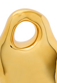 Goudkleurig sculpturaal object met een gladde, reflecterende oppervlakte en een centrale cirkelvormige uitsparing. De gebogen vorm benadrukt de moderne esthetiek.