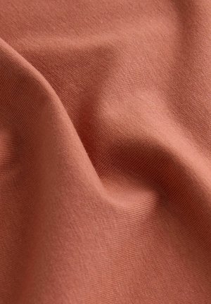 Katoenen stof in een terra cotta kleur met een gladde textuur, voorzien van een subtiel weefpatroon en een zachte val.