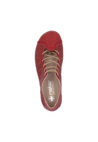 Chaussure en cuir rouge avec un motif floral découpé au laser, lacets beige, bout rond et semelle intérieure rembourrée arborant la marque "rieker Antistress".