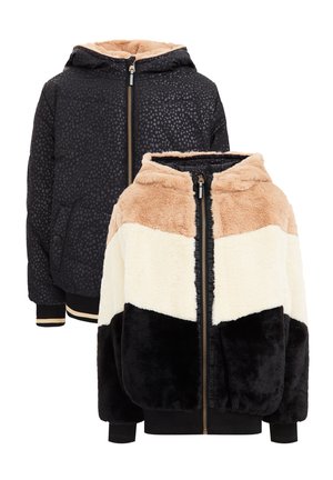 Deux vestes : l'une noire avec une surface texturée et une capuche, l'autre bicolore en crème, tan et noir, dotée d'une fermeture éclair à l'avant et de poignets élastiques.
