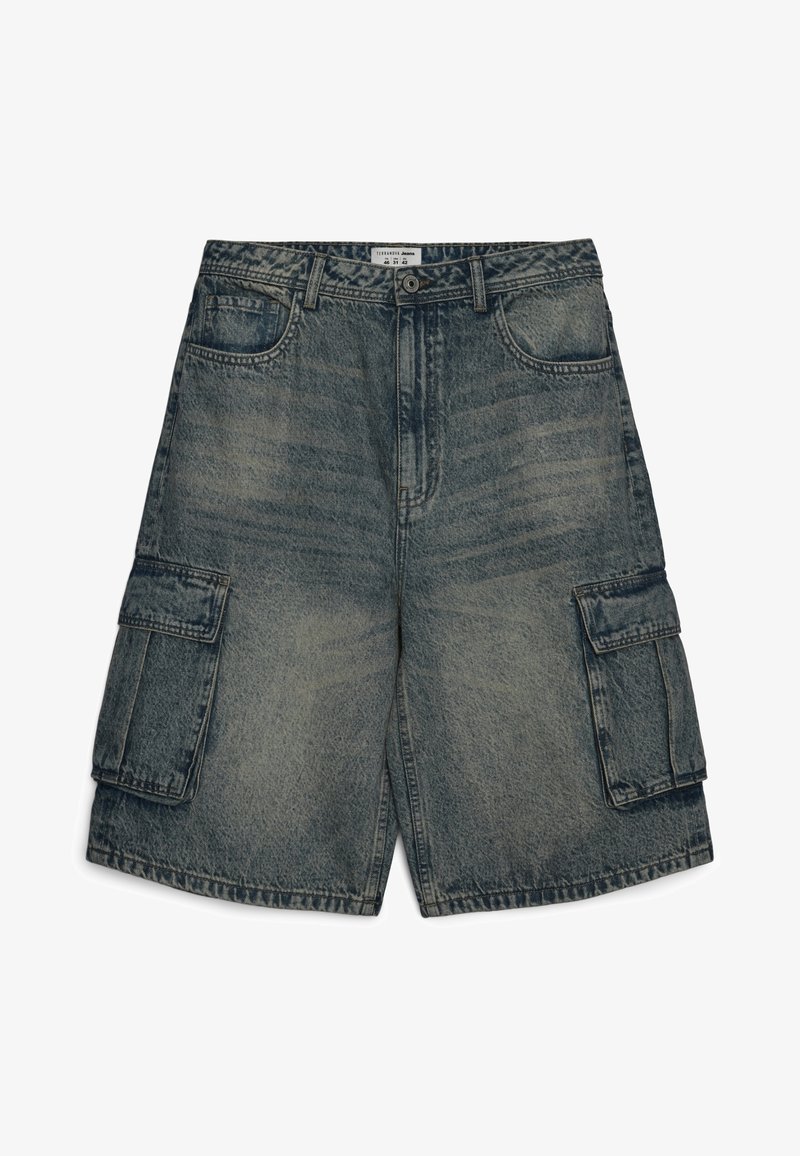 Krótkie spodenki bojówki z denimu w wyblakłym niebieskim kolorze z efektem postarzania, wyposażone w dwie duże boczne kieszenie oraz tradycyjny pas z szlufkami na pasek.