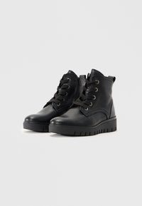 Boots negre din piele, la glezna, cu vârf rotund, sistem de închidere cu șireturi și fermoar. Talpă din cauciuc texturat cu modele de profil vizibile.